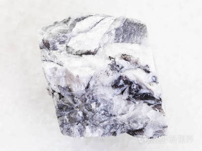 白色大理石上的粗镁石